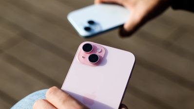 iPhone 15 e iPhone 15 Plus 128 GB de dos colores diferentes