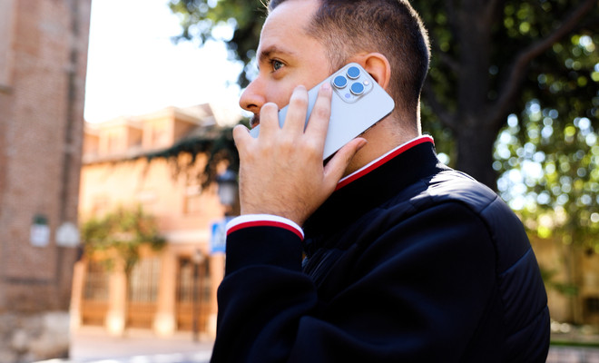 Fernando del Moral con un iPhone 15 pro Max 256 GB