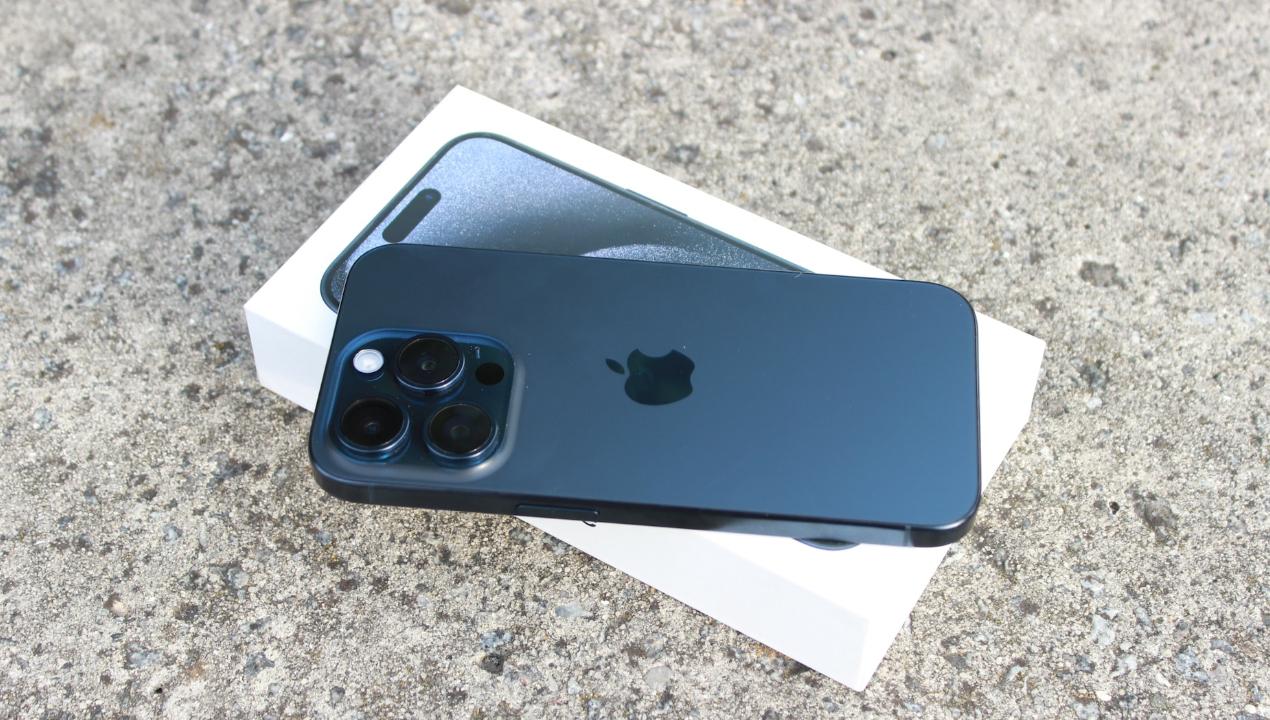Caja e iPhone 15 Pro Max