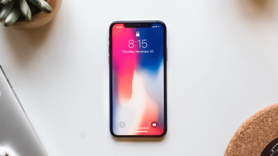 imagen de un iphone sobre fondo blanco