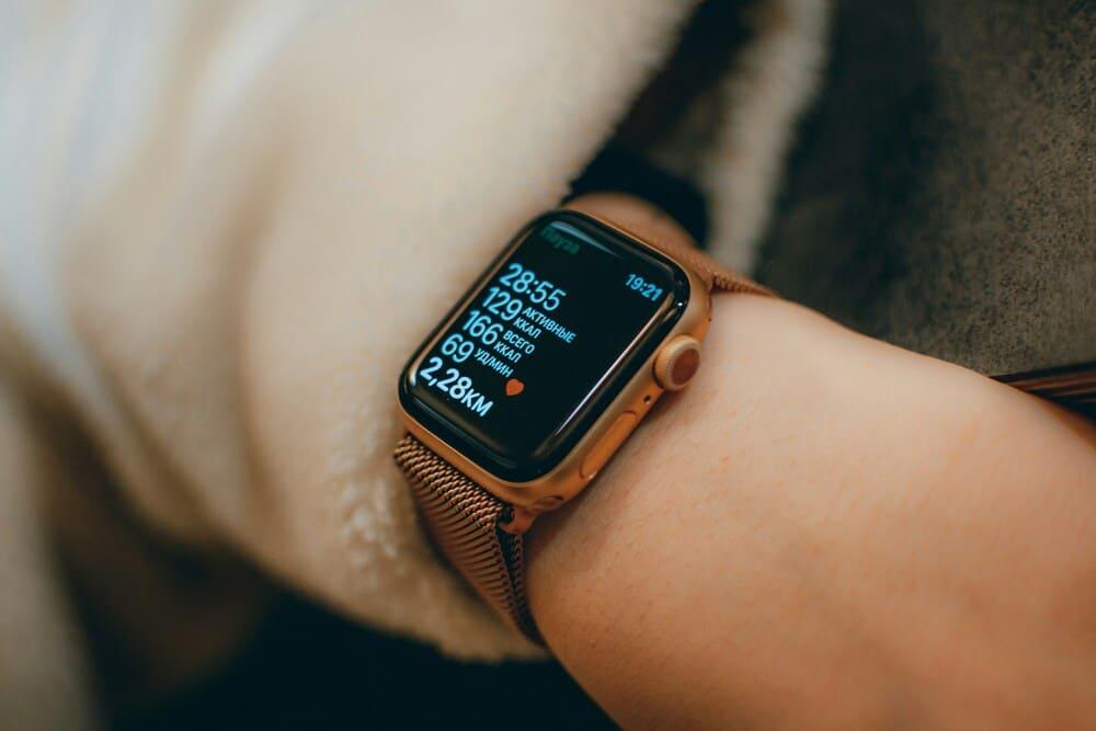 reloj apple watch en la mano de una persona