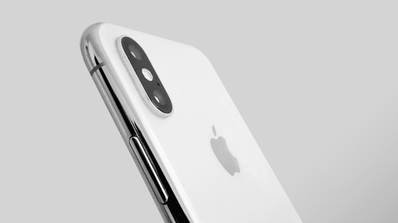 trasera de un iphone blanco