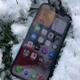 iPhone 13 en la nieve.