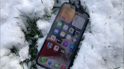 iPhone 13 en la nieve.