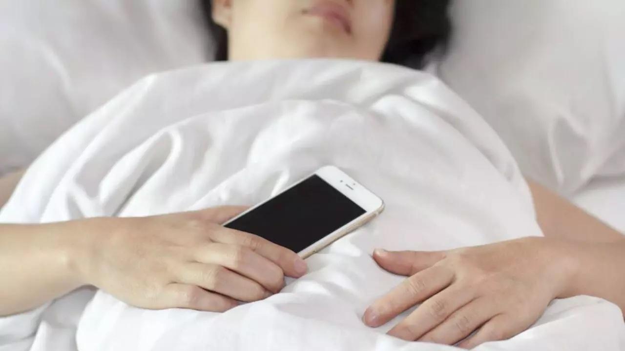 ¿Es malo dormir con el iPhone al lado o es un mito?