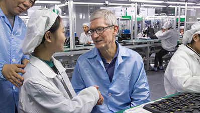 Tim Cook en una fábrica de iPhone