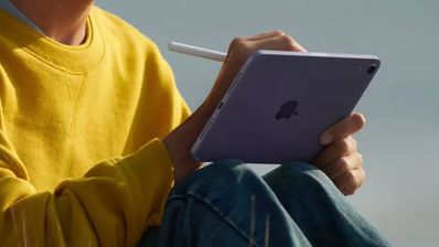 Persona utilizando un iPad Pro