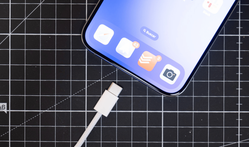 iPhone conectando el cargador de la batería