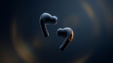 Auriculares AirPods de Apple junto a su estuche de carga