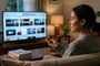 Mujer viendo Apple TV | Imagen no oficial