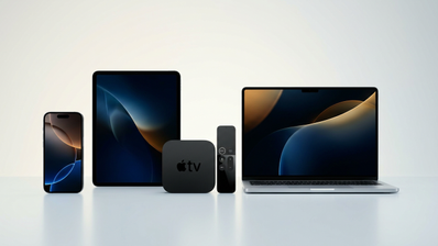 iPhone, iPad, Apple TV 4K con mando Siri Remote y un portátil MacBook Pro alineados sobre un fondo claro.