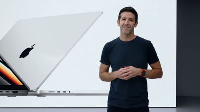John Ternus durante una presentación de Apple | Imagen de retransmisión oficial Apple