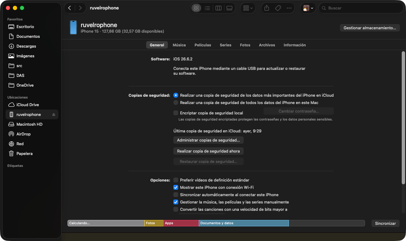 Interfaz de Finder en macOS mostrando la gestión de un iPhone conectado con opciones de copia de seguridad y almacenamiento.