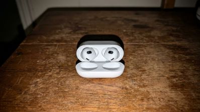 AirPods 4 con su estuche de carga USB-C sobre una superficie