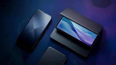 Composición de varios dispositivos electrónicos oscuros incluyendo un teléfono móvil y un ordenador portátil sobre un fondo azul y morado con líneas de circuitos.