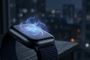 Primer plano de un Apple Watch Series 12 con una nube de partículas luminosas que emanan de su pantalla sobre un fondo urbano nocturno desenfocado.