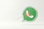 Icono tridimensional de WhatsApp fabricado en cristal verde con grietas y una fractura central que desprende destellos sobre fondo blanco.