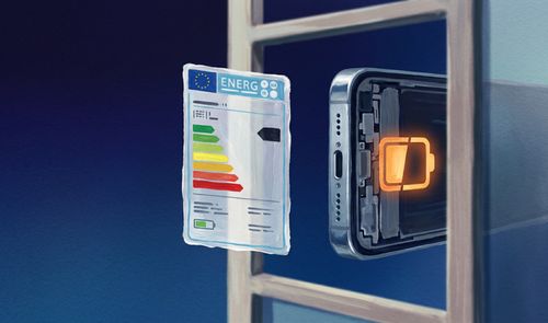 Ilustración de una etiqueta de eficiencia energética de la Unión Europea junto a un iPhone visto de perfil con un icono de batería iluminado en su interior.