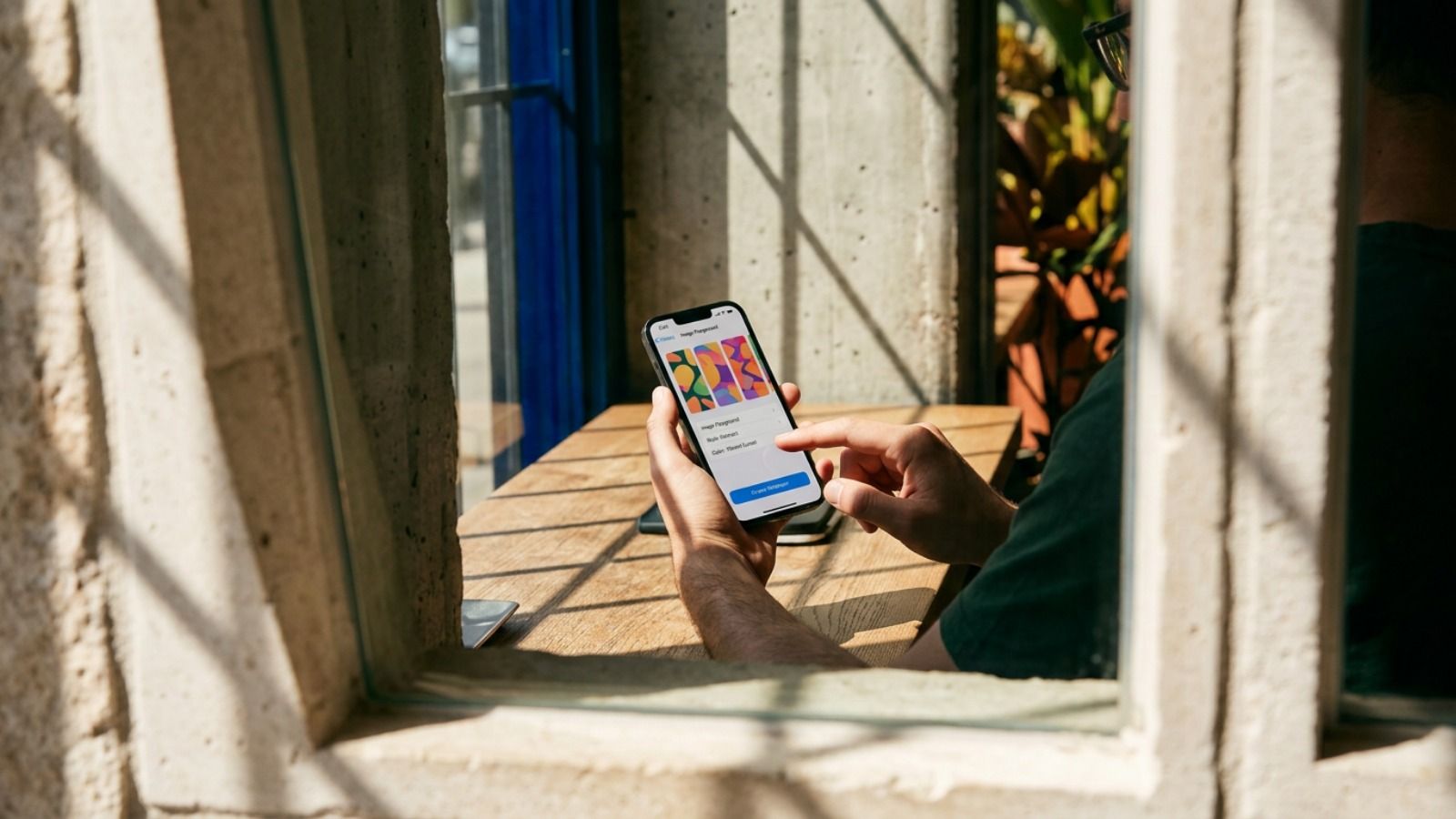 Persona utilizando la herramienta Image Playground en un iPhone para configurar fondos de pantalla personalizados.