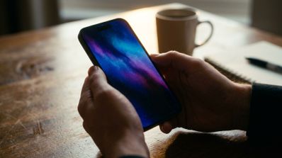 Los cuatro fondos de pantalla estáticos del iPhone 18 Pro en negro, burdeos, blanco azulado y blanco puro