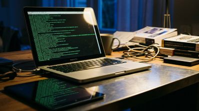 Pantalla de opciones de arranque en un Mac con Apple silicon seleccionando el instalador de macOS Tahoe