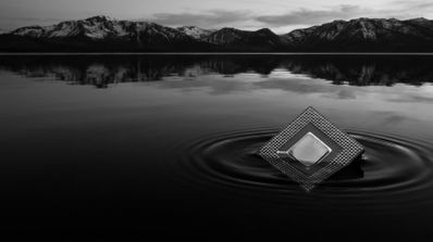 Logotipo de macOS Tahoe junto a un procesador Intel simbolizando el fin del soporte