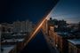 Composición dividida de una calle de Nueva York que muestra una comparativa de edición fotográfica nocturna y al atardecer.