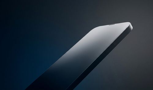 Iphone Duo plegado sobre una superficie, referencia al futuro iPhone Duo Max