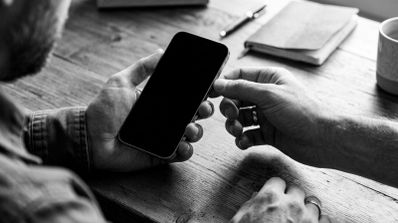 iPhone con la pantalla completamente en blanco sobre una mesa