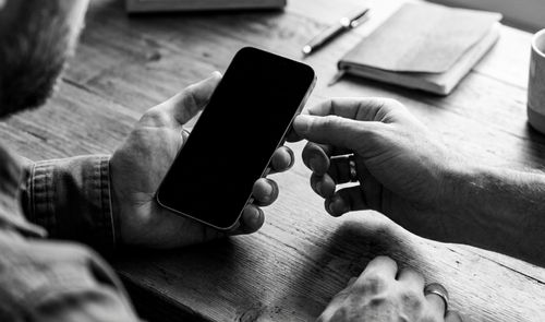 iPhone con la pantalla completamente en blanco sobre una mesa