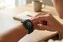 Persona pulsando la corona digital de un Apple Watch Series 12 que muestra la interfaz de Live Rewind.