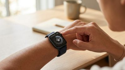 Persona pulsando la corona digital de un Apple Watch Series 12 que muestra la interfaz de Live Rewind.