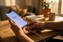 Pantalla de Ajustes de un iPhone mostrando el aviso 'Optimizando búsqueda y Siri' en iOS 27