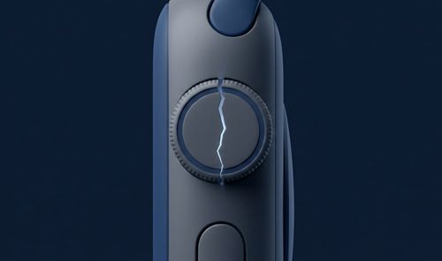 Primer plano del lateral de un reloj inteligente Apple Watch con la Digital Crown partida por la mitad por una grieta luminosa.