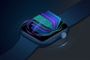 Ilustración de un Apple Watch con una pila de tarjetas de aplicaciones y una flecha hacia arriba indicando un gesto táctil.