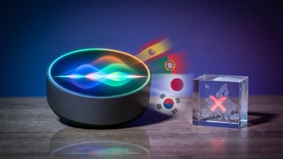 Interfaz circular de Siri con ondas de colores y banderas de España, Portugal, Japón y Corea del Sur, junto a un cubo con el mapa de Europa tachado.