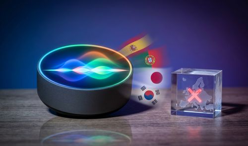 Interfaz circular de Siri con ondas de colores y banderas de España, Portugal, Japón y Corea del Sur, junto a un cubo con el mapa de Europa tachado.