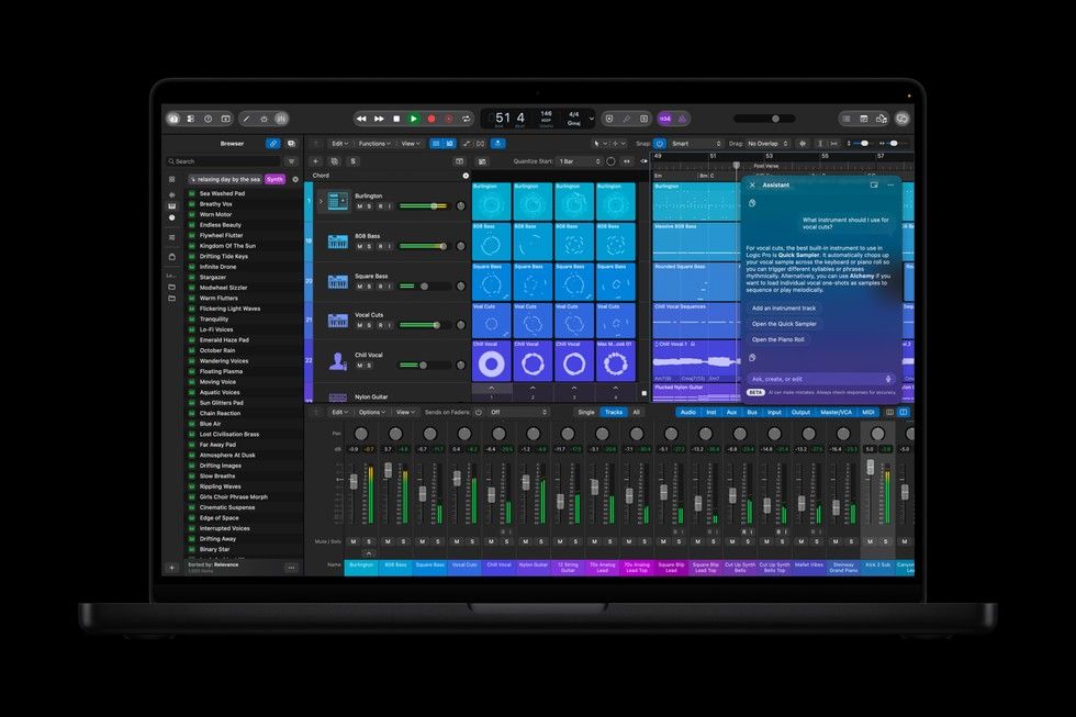 Interfaz de Logic Pro en un ordenador portátil Apple con una ventana de asistente de inteligencia artificial superpuesta.