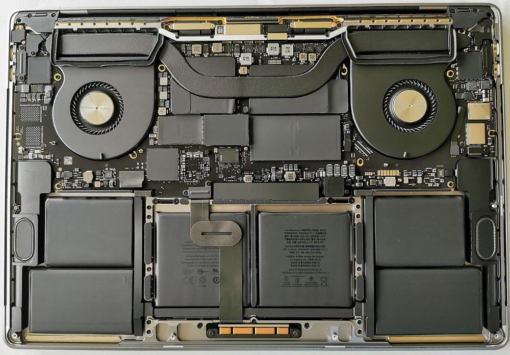 Interior de MacBook Pro 16 pulgadas mostrando componentes internos