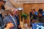 El rey Carlos III y Tim Cook conversan con jóvenes participantes de los Creative Labs frente a un iPad con software de edición musical.