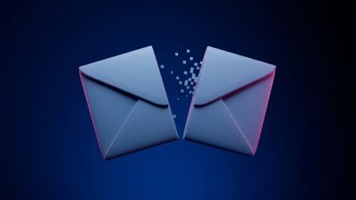 Ilustración conceptual de un sobre de correo electrónico partido por la mitad con píxeles desprendiéndose del corte sobre un fondo azul oscuro.