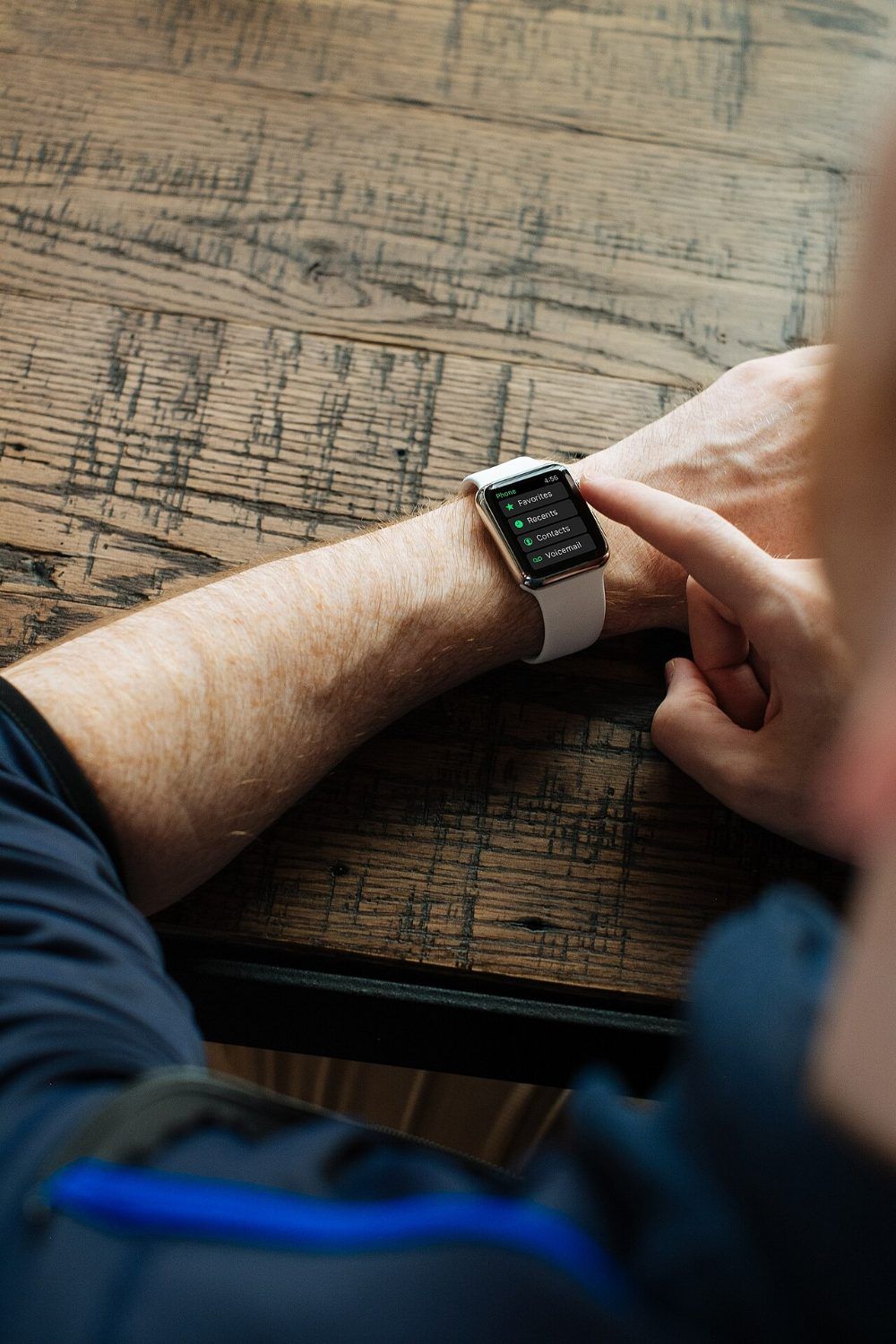 Hombre llevando un Apple Watch en la muñeca