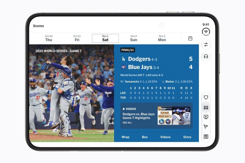 Pantalla de un iPhone Duo mostrando una aplicación de deportes optimizada con resultados de béisbol y una barra de herramientas lateral.