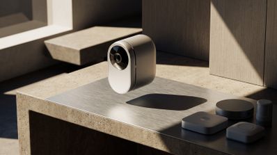 Concepto de cámara de seguridad inteligente en un entorno minimalista con otros accesorios de domótica.