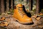 Bota Converse Malden Street en color caramelo sobre un suelo de bosque con hojas secas.