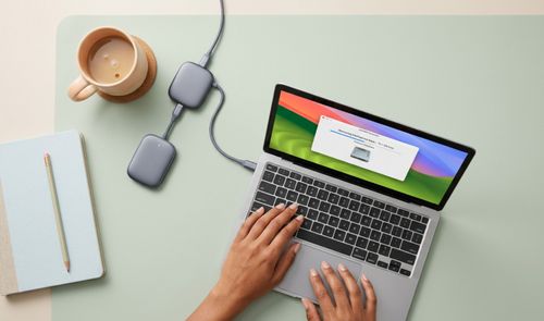 Persona utilizando un ordenador portátil MacBook con una ventana de gestión de almacenamiento abierta para liberar espacio en el disco duro.