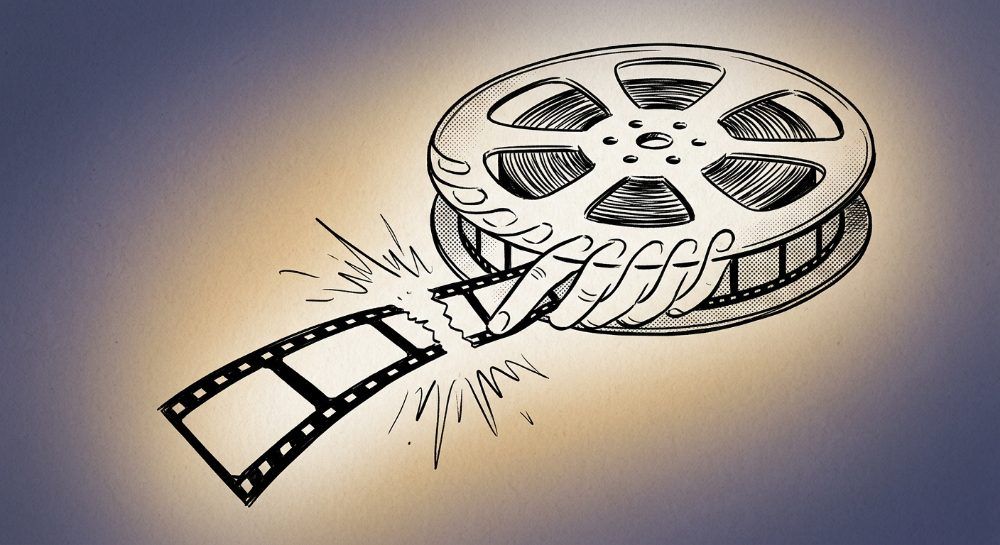 Ilustración de una bobina de cine con una cinta de película rasgada saliendo de ella sobre un fondo degradado.