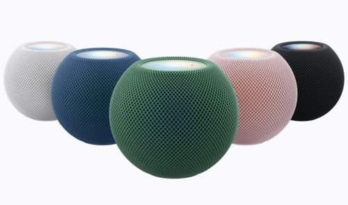 Cinco altavoces inteligentes HomePod mini 2 dispuestos en abanico con la superficie táctil superior iluminada en varios colores.