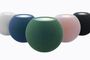 Cinco altavoces inteligentes HomePod mini 2 dispuestos en abanico con la superficie táctil superior iluminada en varios colores.