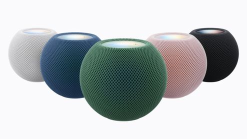 Cinco altavoces inteligentes HomePod mini 2 dispuestos en abanico con la superficie táctil superior iluminada en varios colores.